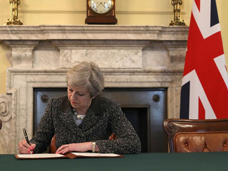 Thủ tướng Anh ký bức thư lịch sử.